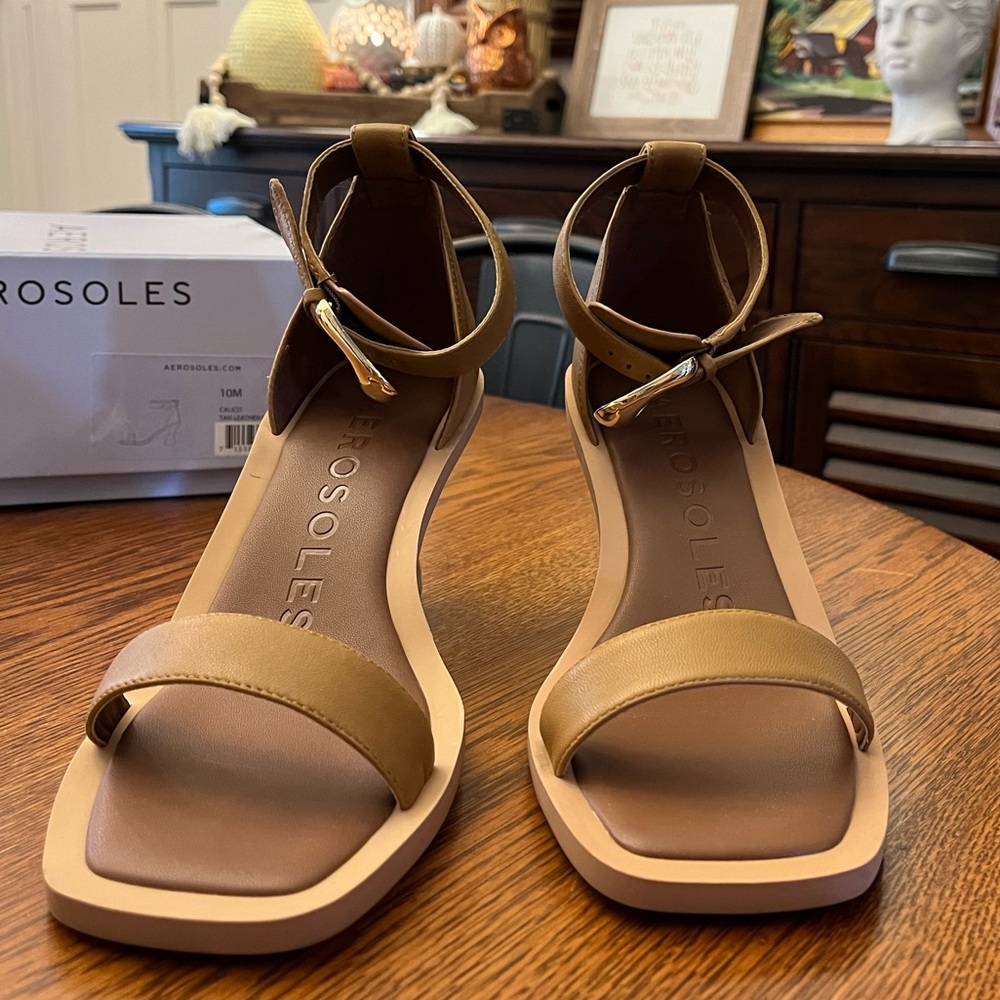 Aerosoles Calico Sandal *WORN ONCE* Excellent, like new condition! Tan Size 10